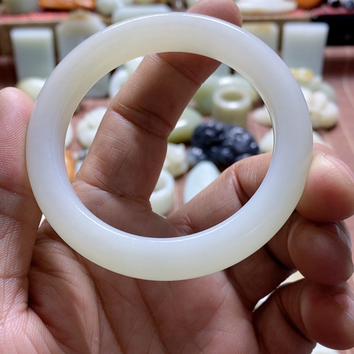 和田玉颈饰未镶嵌清*。