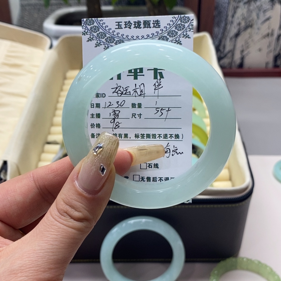 好***伴蛇纹石玉未镶嵌手镯