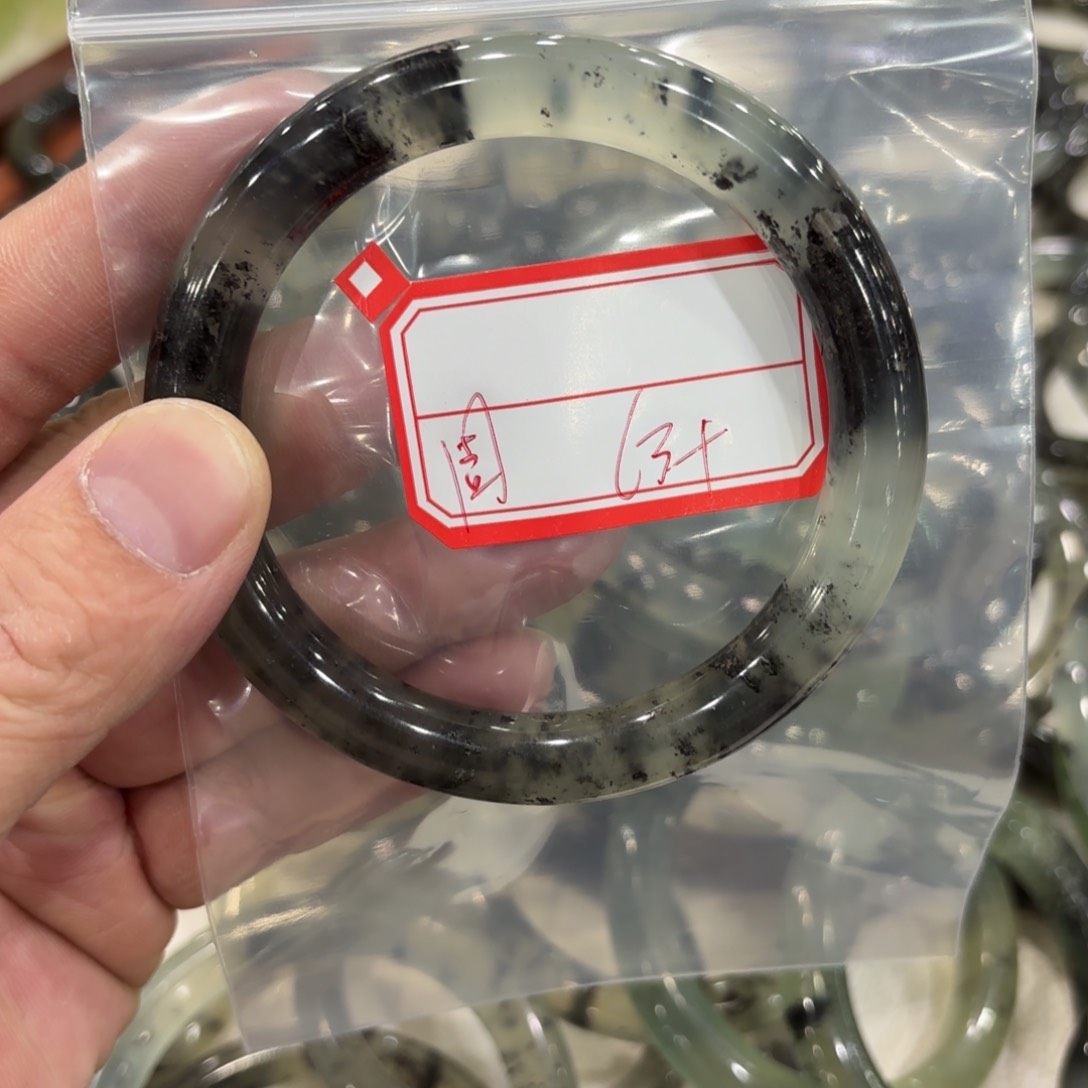 蛇纹石玉手镯未镶嵌小***八