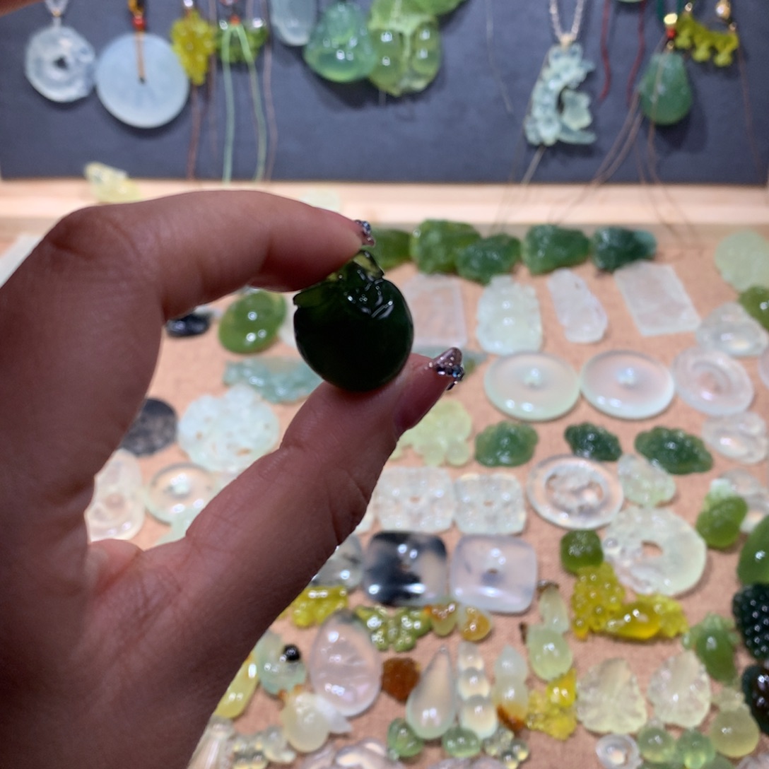 蛇纹石玉未镶嵌颈饰