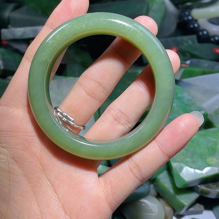 和田玉未镶嵌手镯