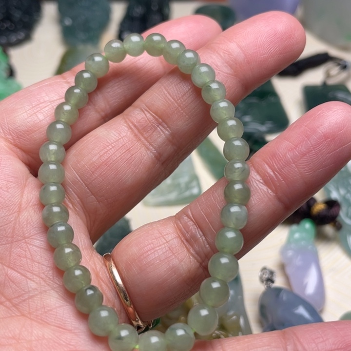翡翠颈饰未镶嵌手串