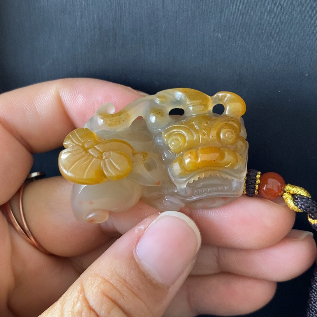 石英质玉（黄龙玉）颈饰未镶嵌