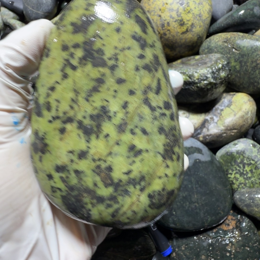 君***辉蛇纹石玉未镶嵌西藏藏玉药王石