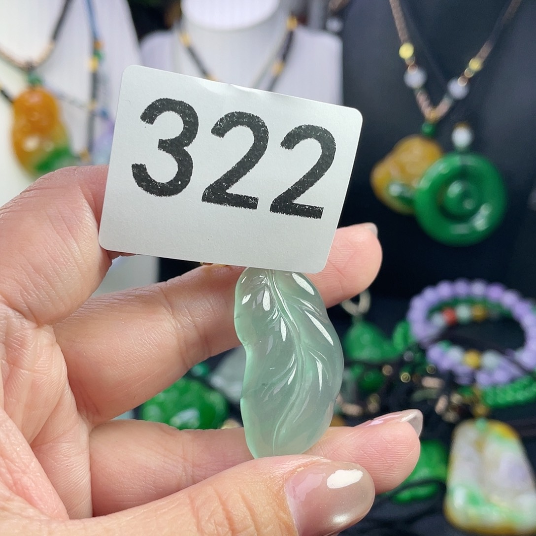 翡翠未镶嵌吊坠(赠链)