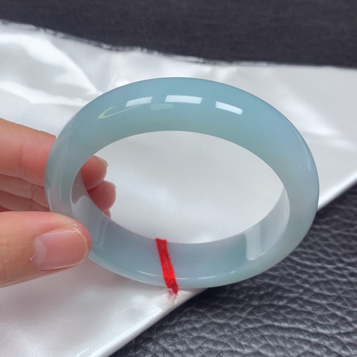 翡翠手镯未镶嵌。