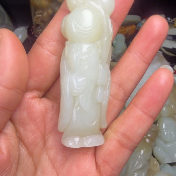 男***山和田玉未镶嵌珠宝奇石