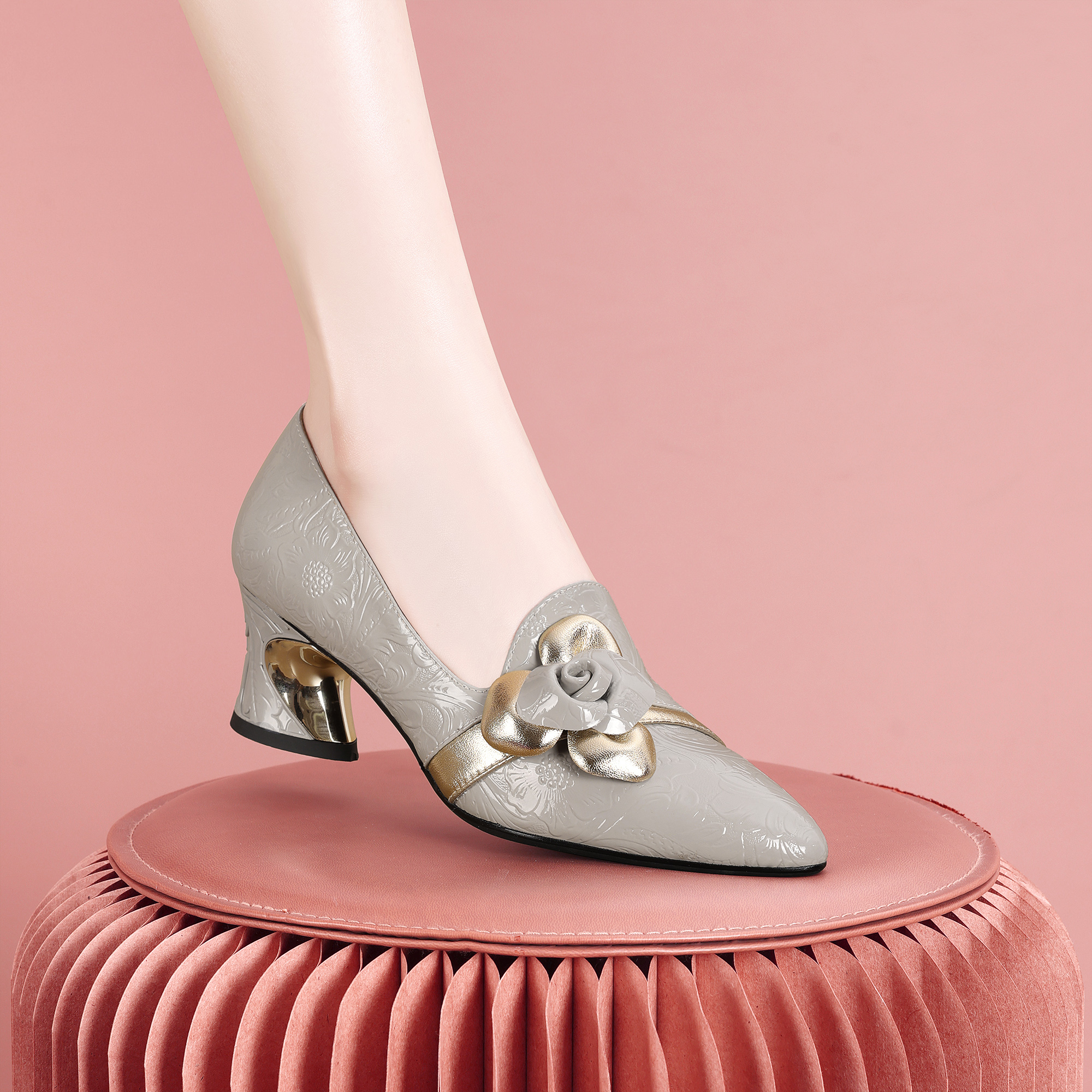 梵芮诗尖头2025新款时尚花朵装饰轻奢个性粗跟低跟女单鞋-J2050