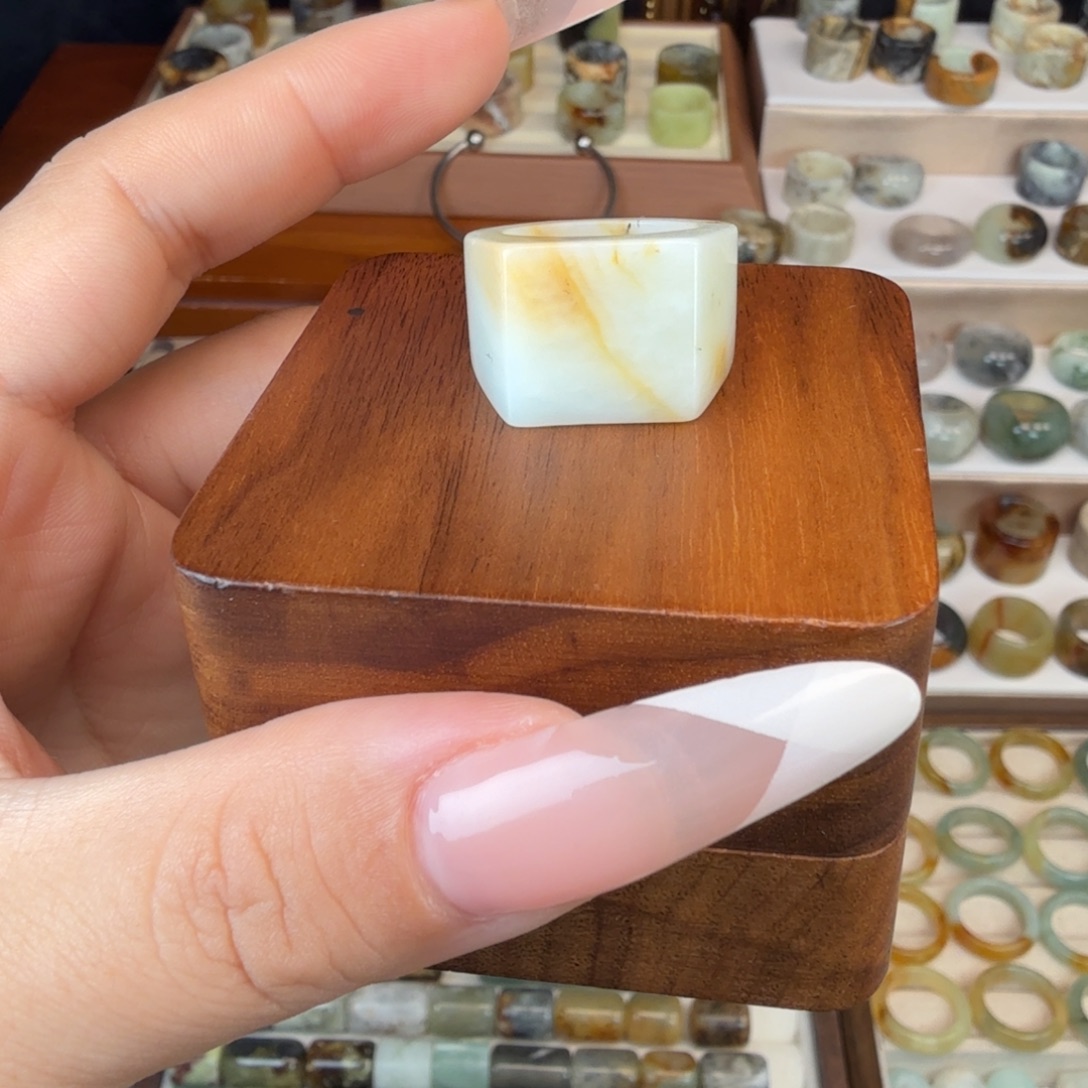 蛇纹石玉未镶嵌戒指内径16.4