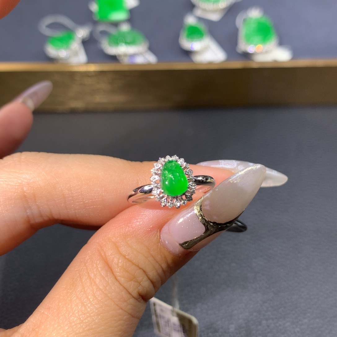 翡翠戒指18K金镶嵌翡翠