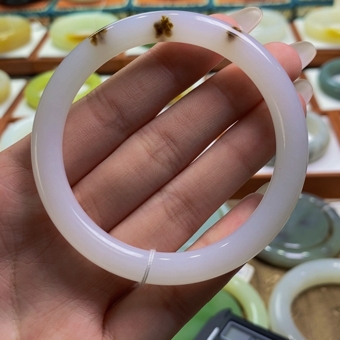 和田玉手镯未镶嵌且末糖白55-56美人条