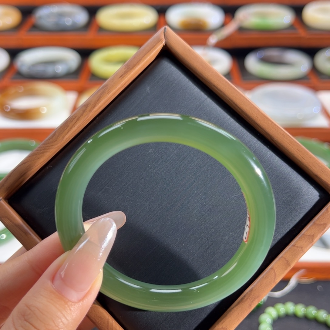 和田玉（碧玉）未镶嵌手镯荧光