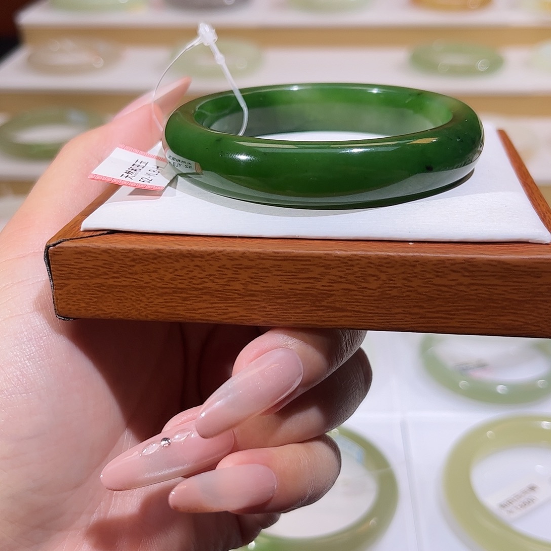 和田玉未镶嵌手镯碧玉