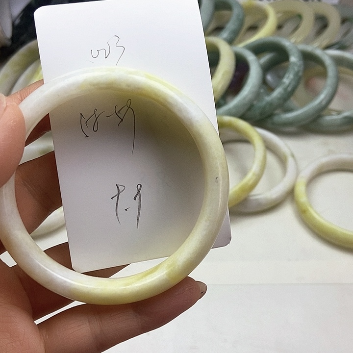 石英质玉手镯未镶嵌