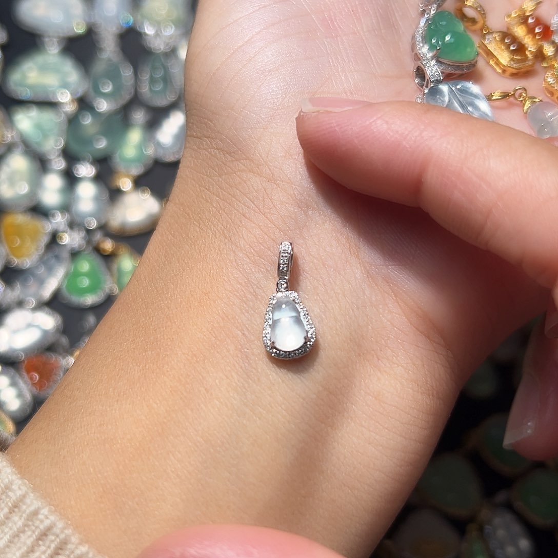 翡翠颈饰18K金镶嵌吊坠