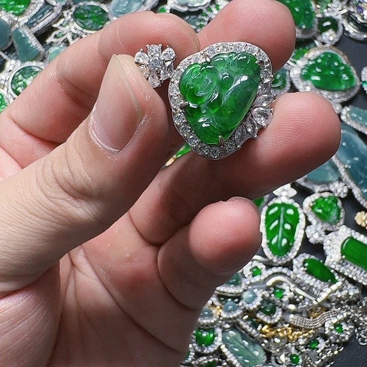 翡翠颈饰未镶嵌天然A货翡翠放漏