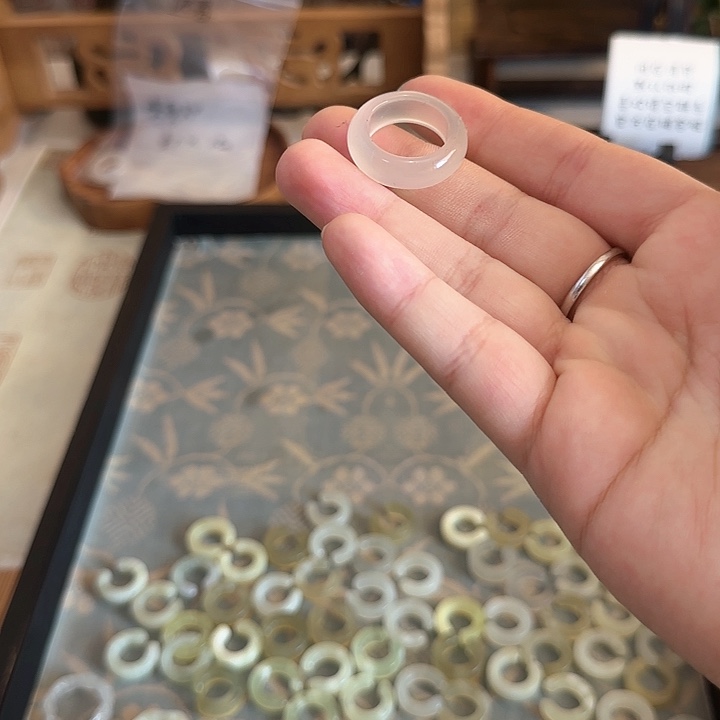 蛇纹石玉颈饰合金