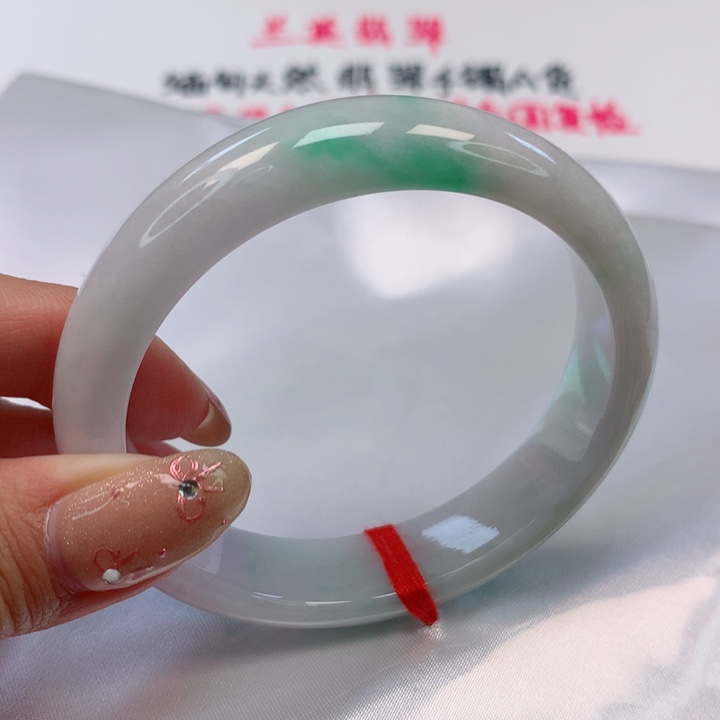 翡翠手镯未镶嵌56圈