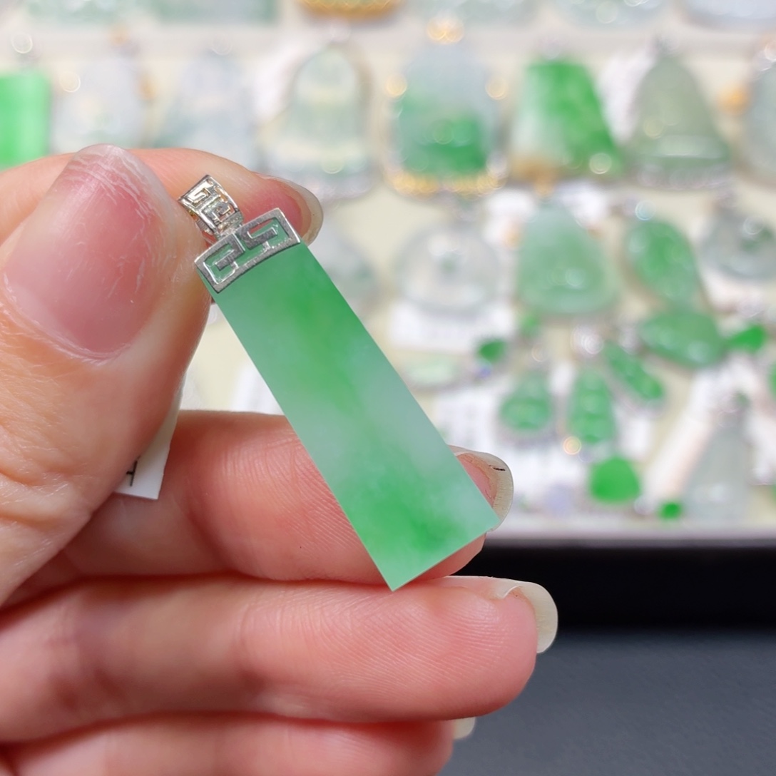 颈饰18K金镶嵌翡翠