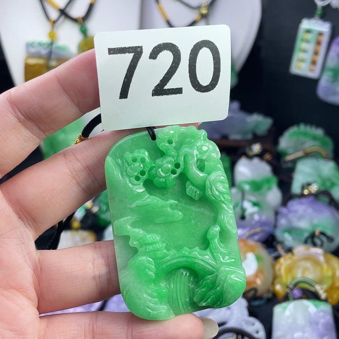 翡翠未镶嵌吊坠(赠链)