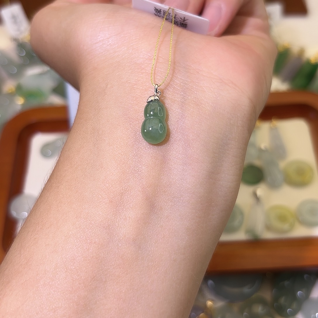 安***叽翡翠18K金镶嵌颈饰葫芦