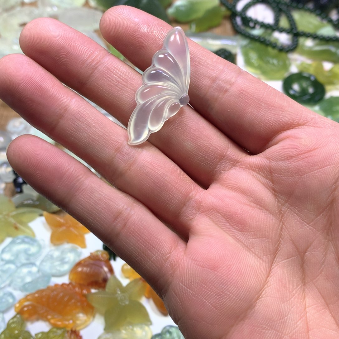 岫玉颈饰未镶嵌双面蝴蝶