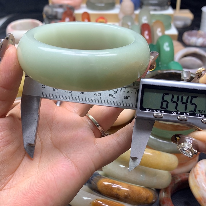 未镶嵌手镯石英质玉