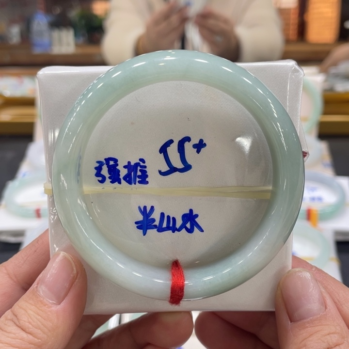 翡翠手镯未镶嵌翡翠