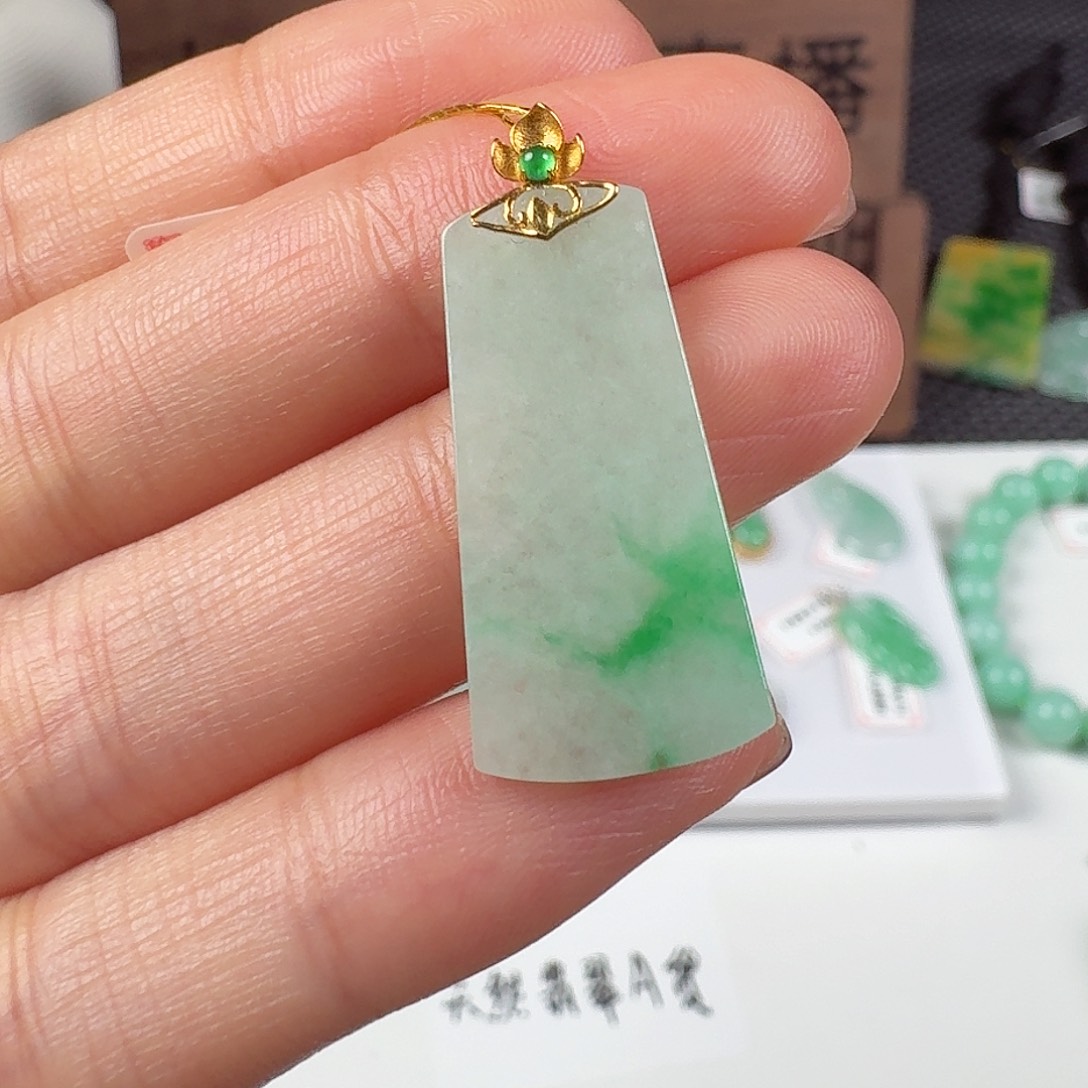 翡翠18K金镶嵌颈饰