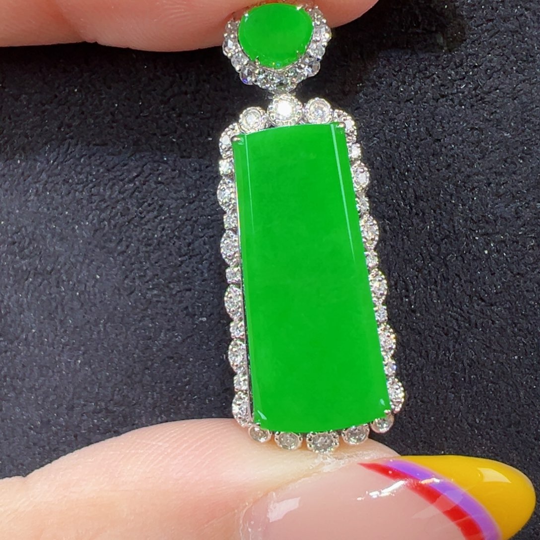 翡翠18K金镶嵌颈饰无事牌