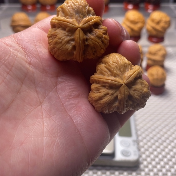 文玩核桃把件16石斧三棱