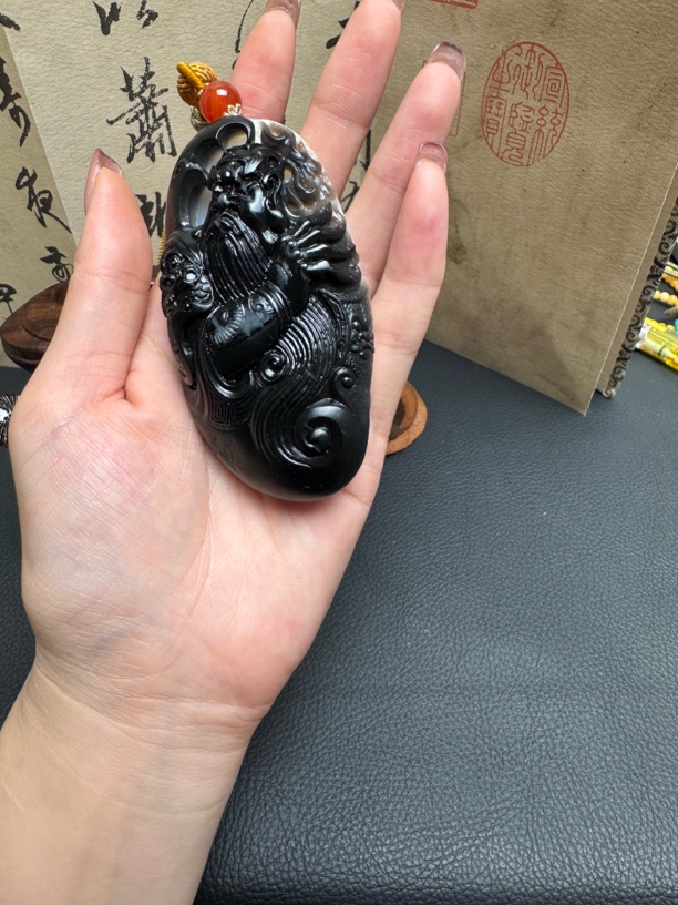 和田玉俄籽老黑皮手工雕刻关公手把件