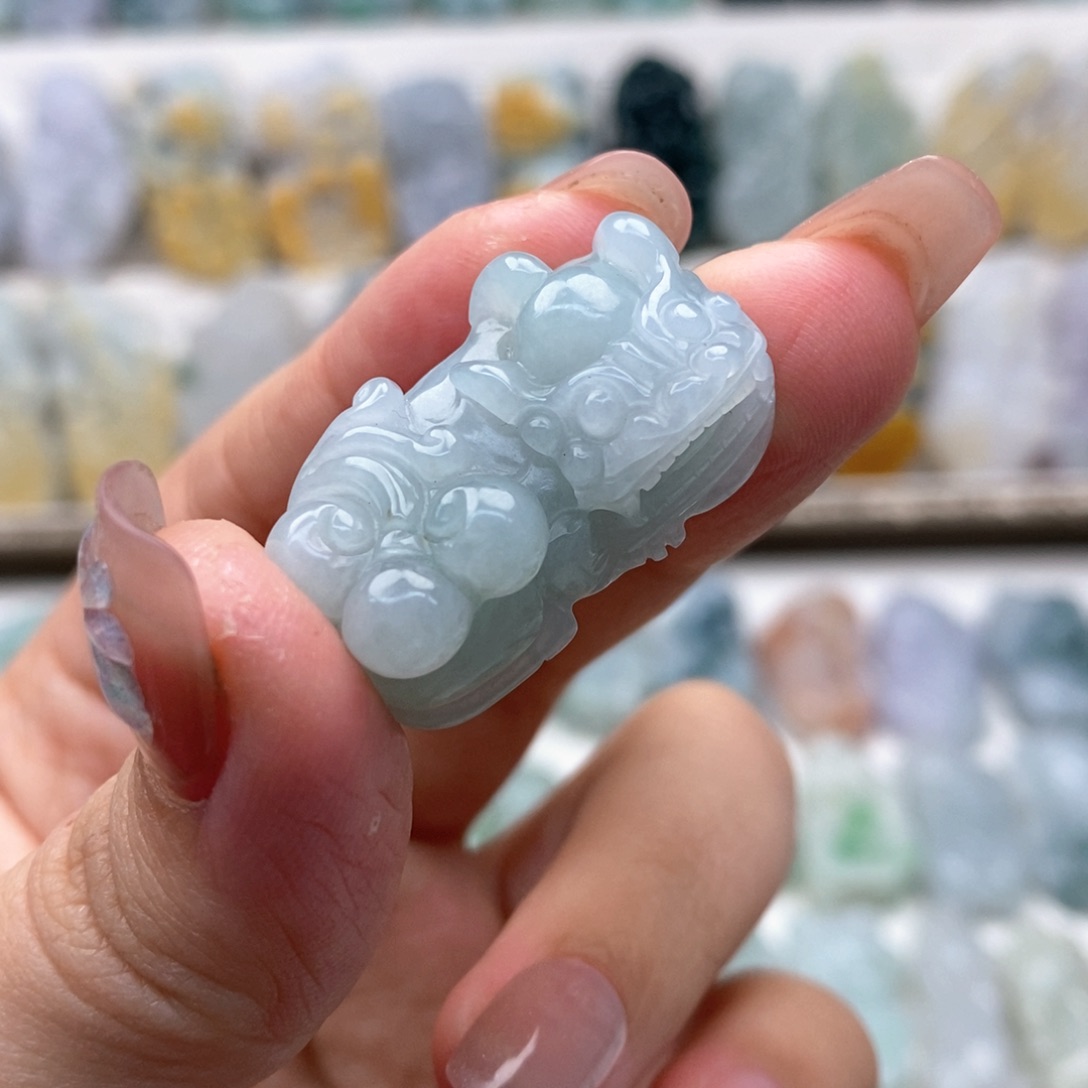 翡翠吊坠(赠链)未镶嵌