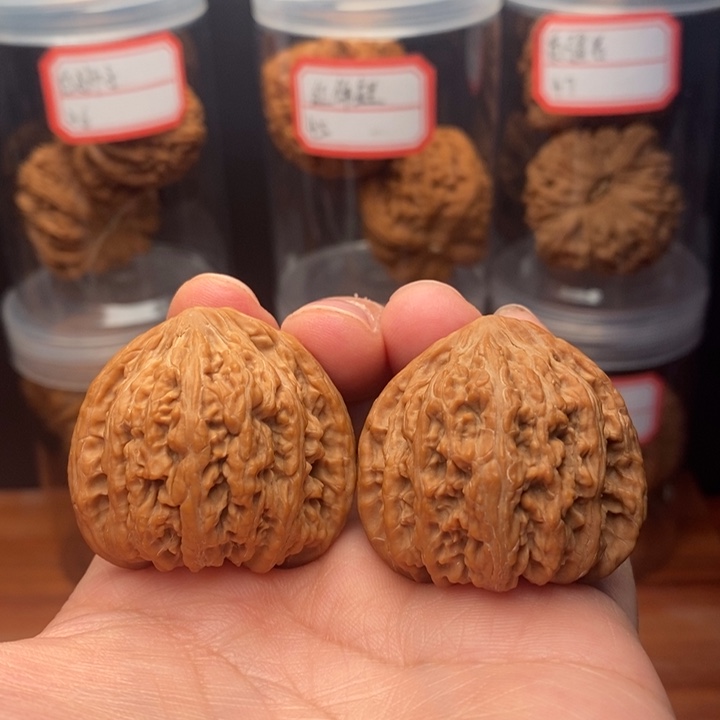 文玩核桃把件麻核桃密纹红宝石38