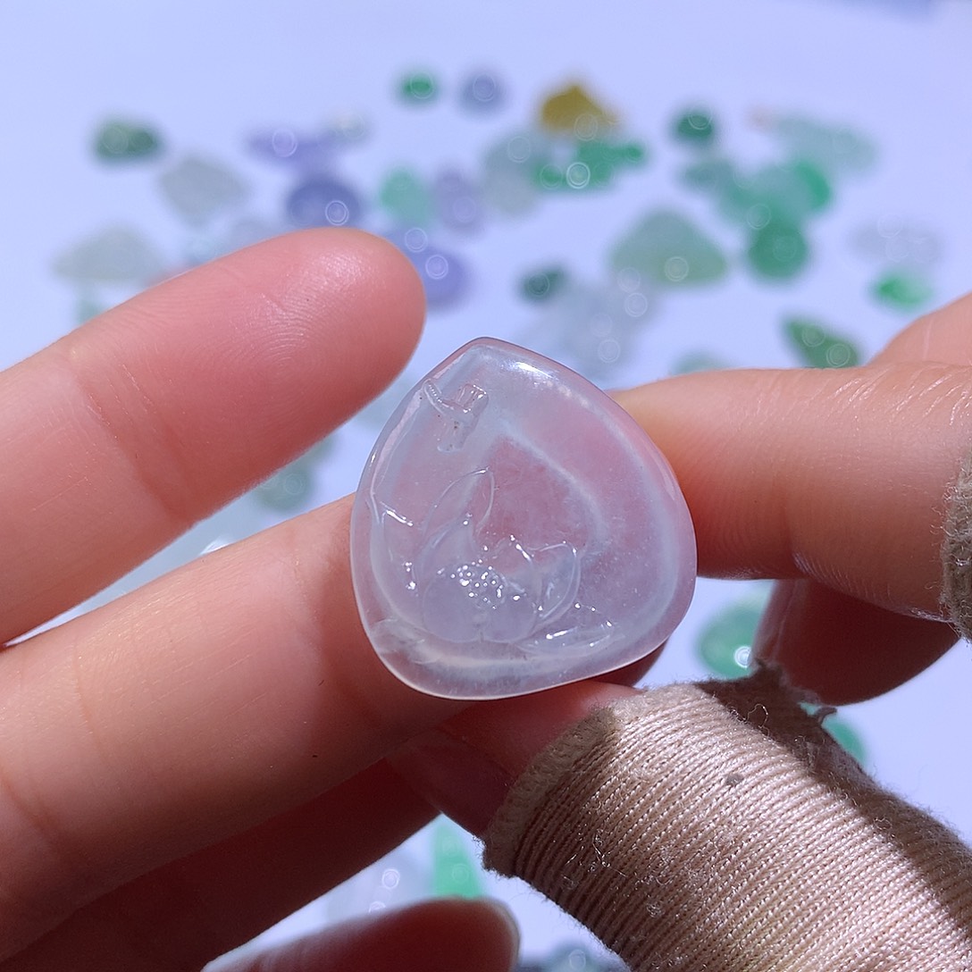 翡翠颈饰未镶嵌荷花