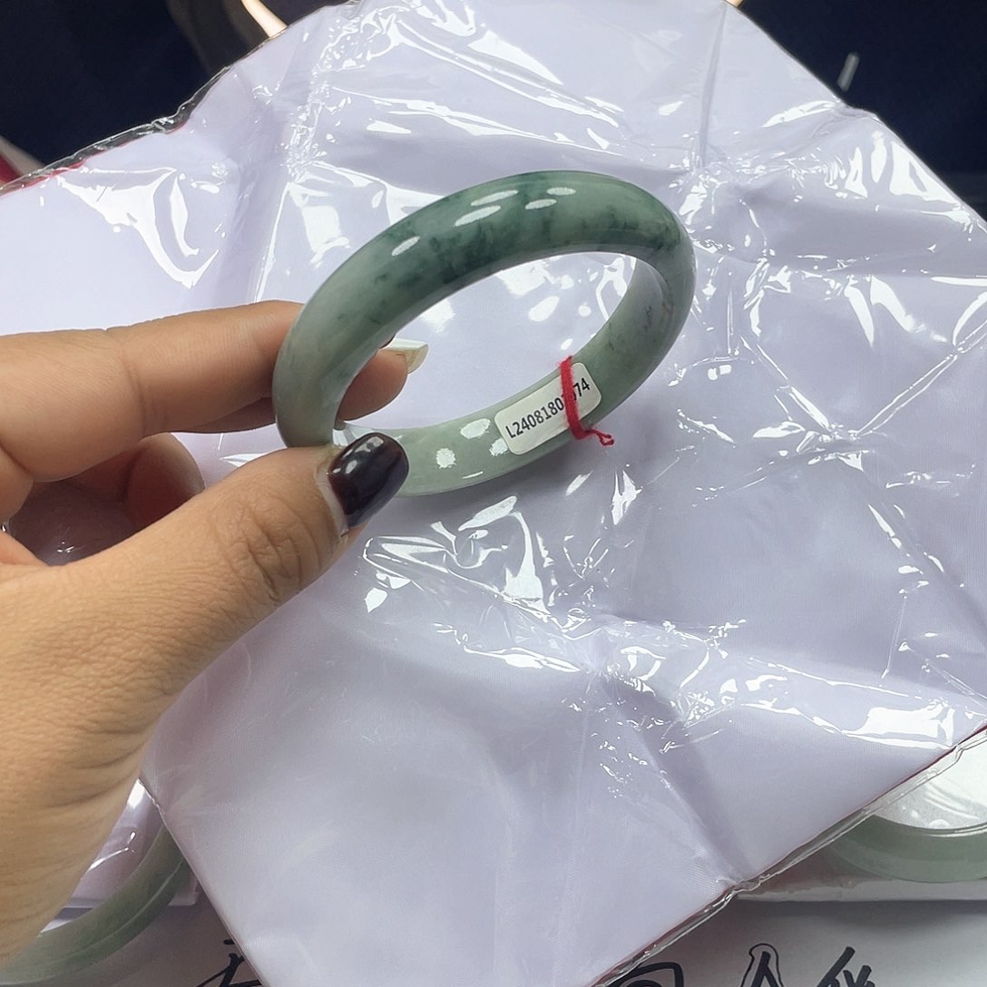 未镶嵌手镯翡翠丽丽