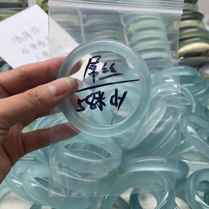 被***丝未镶嵌手镯石英质玉