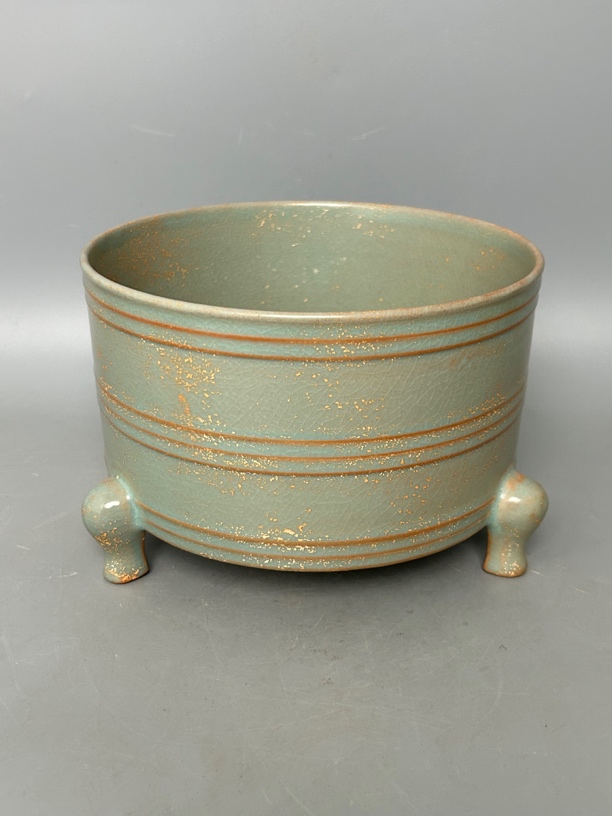 汝窑天青釉三足玄纹炉