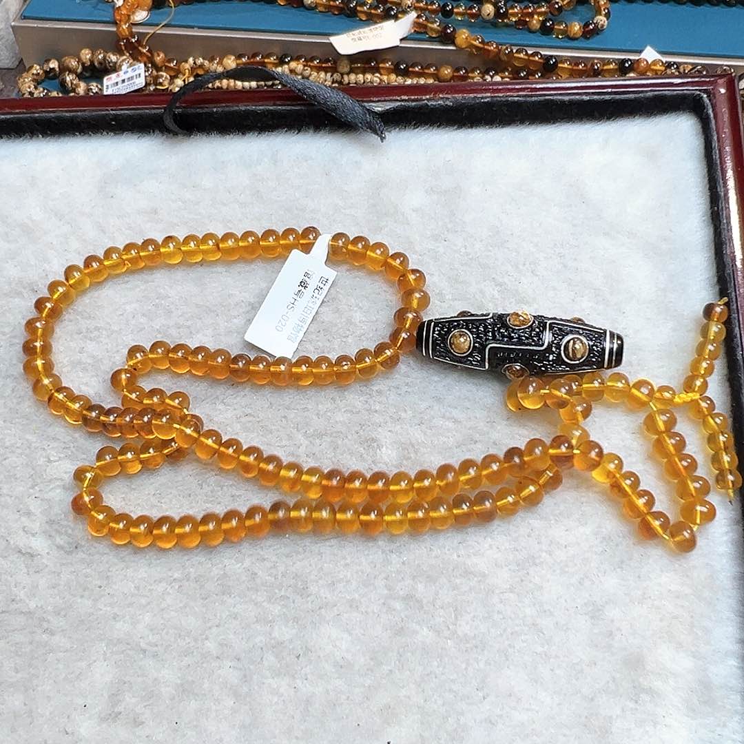 琥珀颈饰未镶嵌抚顺