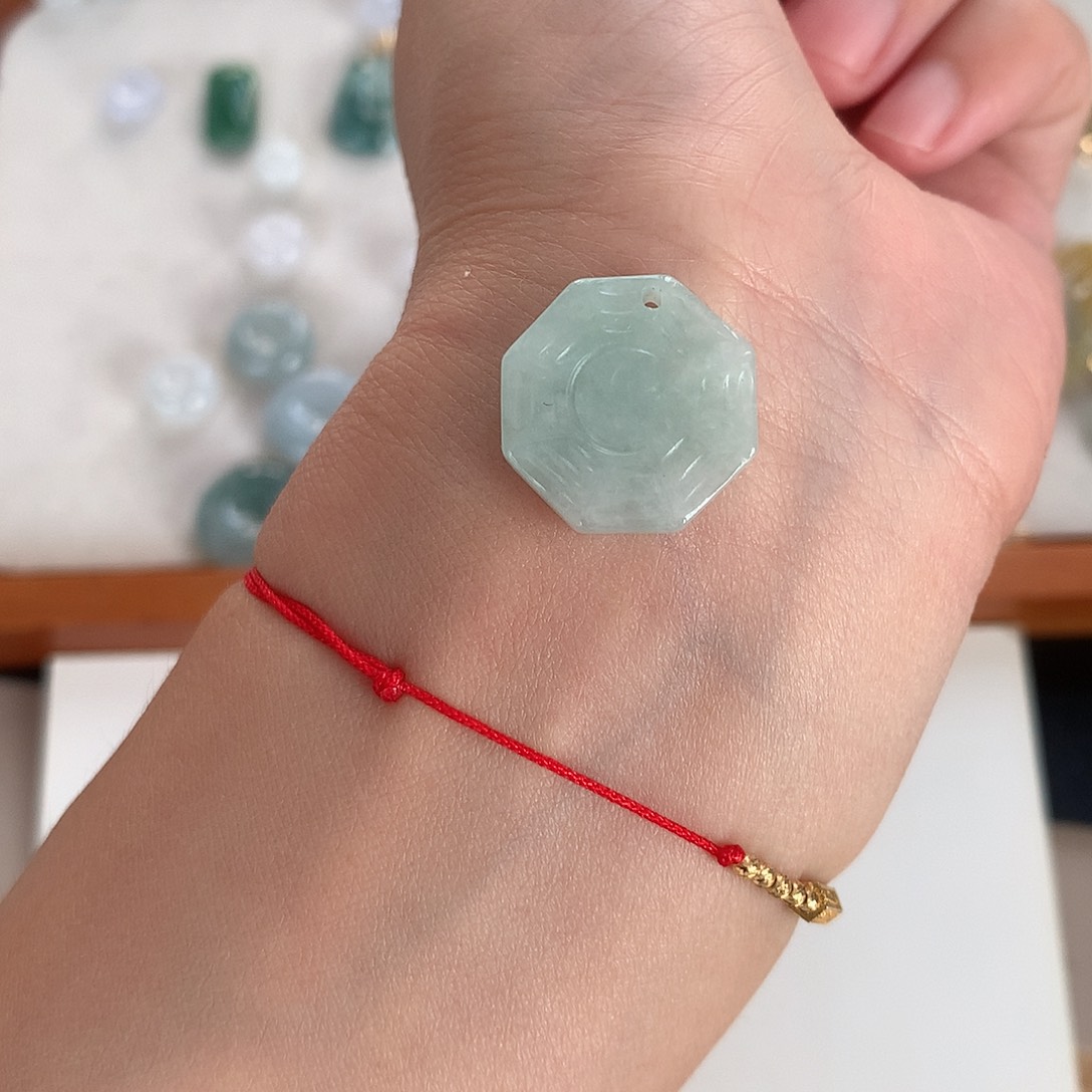 翡翠未镶嵌颈饰八卦