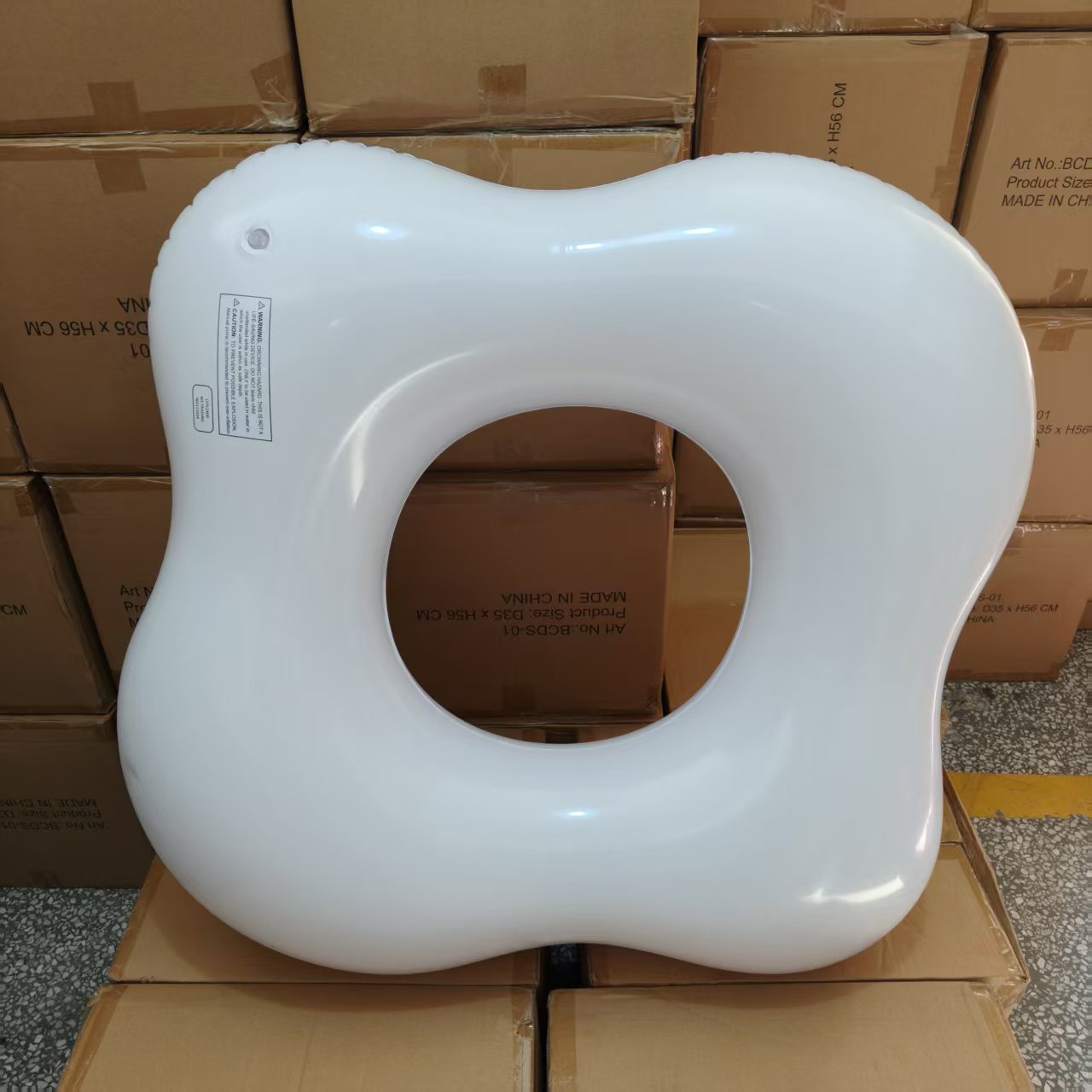 白色棉花糖游泳圈