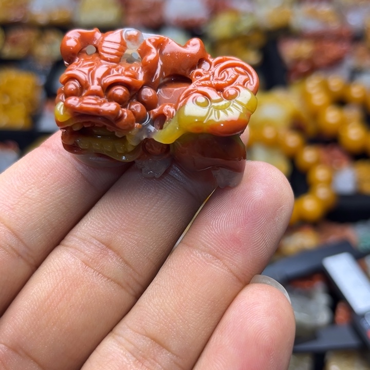 未镶嵌石英质玉（黄龙玉）颈饰