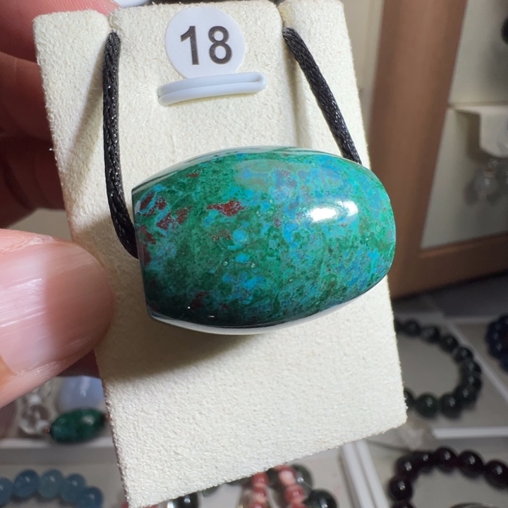 孔雀石未镶嵌颈饰天然硅孔雀石