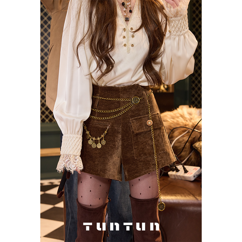 吞吞TUNT【美腿丝绒 咖色】复古金币链条装饰 A字短裤