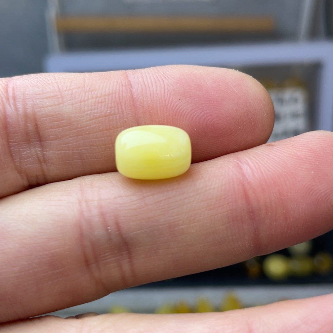 六****蜜蜡未镶嵌裸石桶珠约8.5毫米微瑕疵