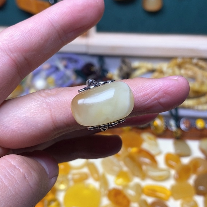 蜜蜡珠宝奇石未镶嵌东**人