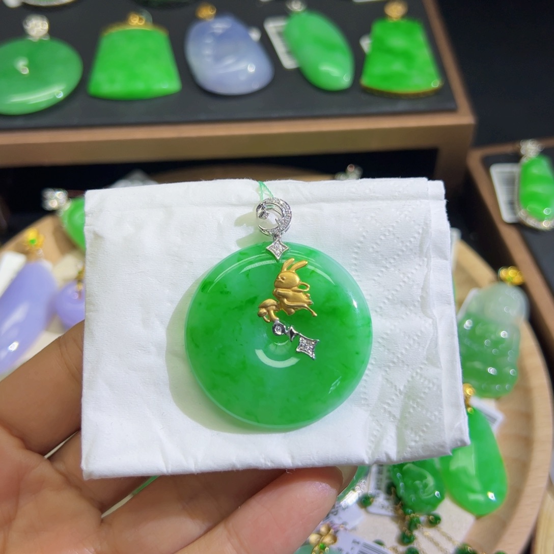 翡翠颈饰未镶嵌翡翠