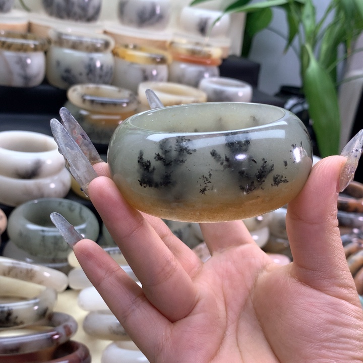 元***儿石英岩玉未镶嵌手镯