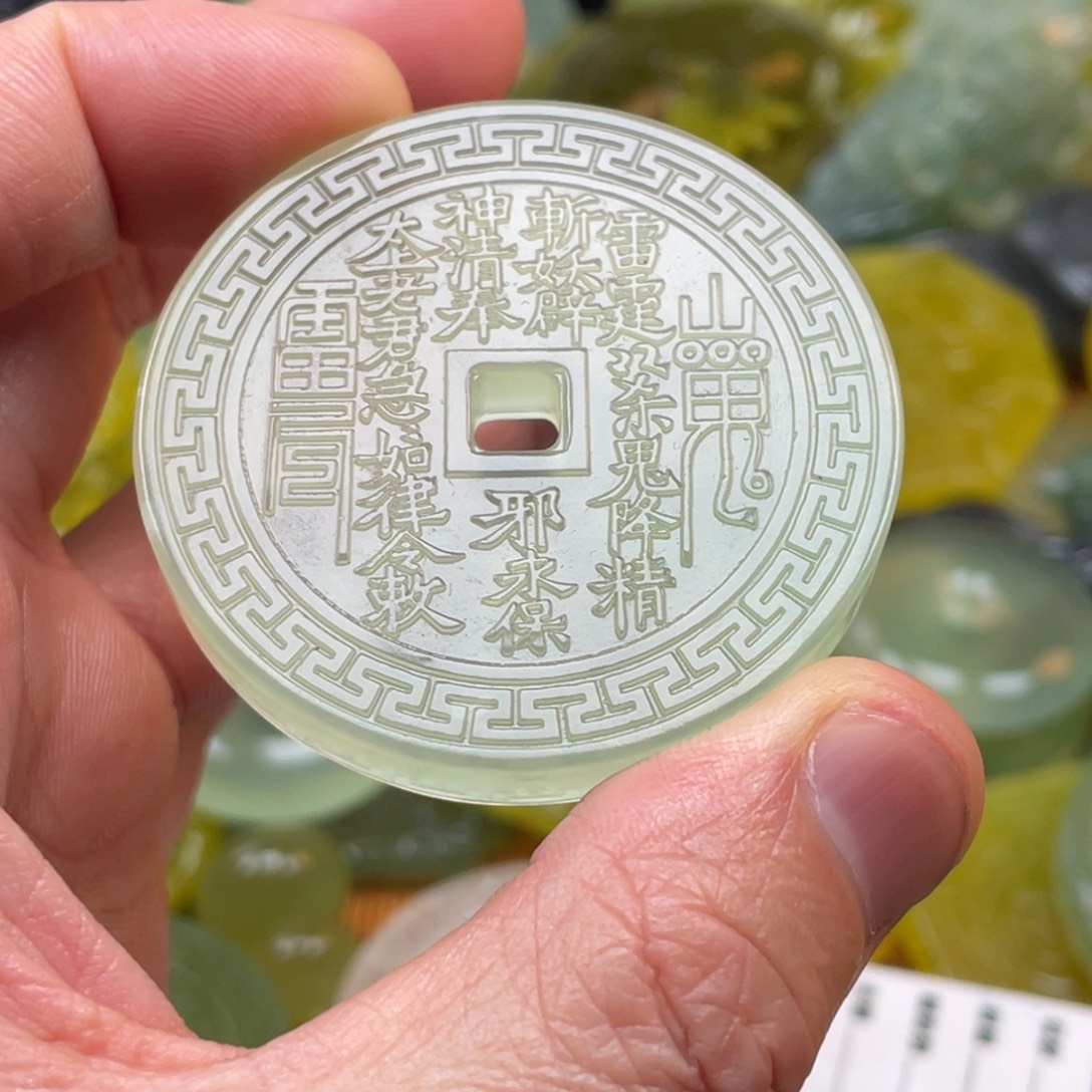 光***社蛇纹石玉未镶嵌颈饰