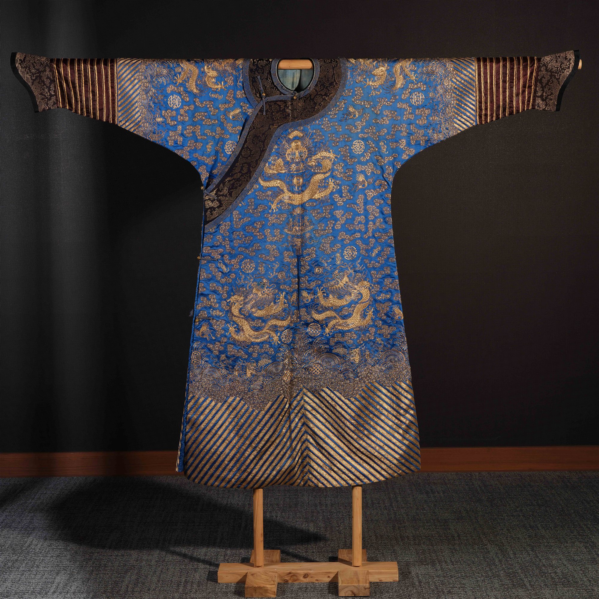 LOT143 清 蓝地盘金龙袍